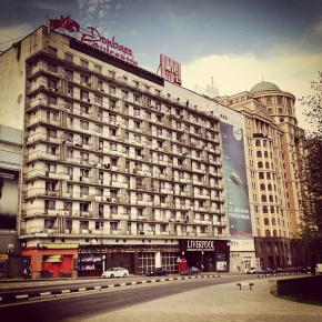 Я так понимаю, это здание без рекламы увидеть- редкость ;) #донецк #donetsk