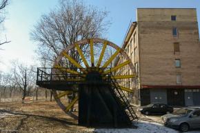 "Это #колесо (шкив копровый) стояло на месте где сейчас кассы #Донбасс Арены, при начале строительства стадиона его убрали, я...